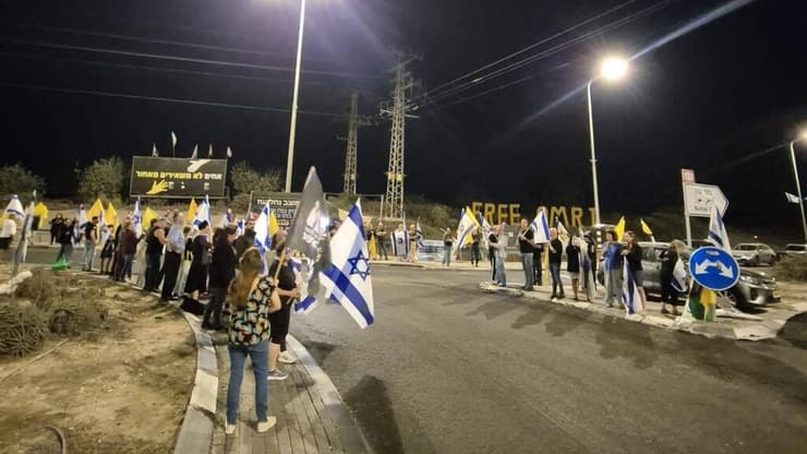 תושבי העוטף עמדו בצומת נחל עוז כדי לקבל את פני השיירה תושבי העוטף ממועצת אשכול, עומדים בצומת נחל עוז כדי ללוות את השיירה ובה ארונו של החלל החטוף שהושב ארצה