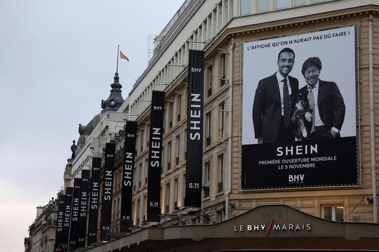 כרזה עם תמונתם של יו"ר שיין דולנד טנג ומנכ"ל SGM פרדריק מרלן, על בניין הכלבו BHV Marais (צילום: REUTERS/Abdul Saboor) כרזה עם תמונתם של יו"ר שיין דולנד טנג ומנכ"ל SGM פרדריק מרלן, על בניין הכלבו BHV Marais