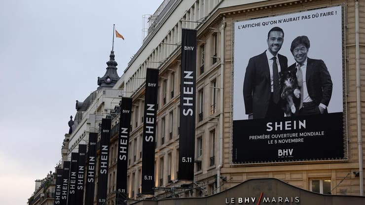 כרזה עם תמונתם של יו"ר שיין דונלד טנג ומנכ"ל SGM פרדריק מרלן, על בניין הכלבו BHV Marais (צילום: REUTERS/Abdul Saboor) כרזה עם תמונתם של יו"ר שיין דולנד טנג ומנכ"ל SGM פרדריק מרלן, על בניין הכלבו BHV Marais