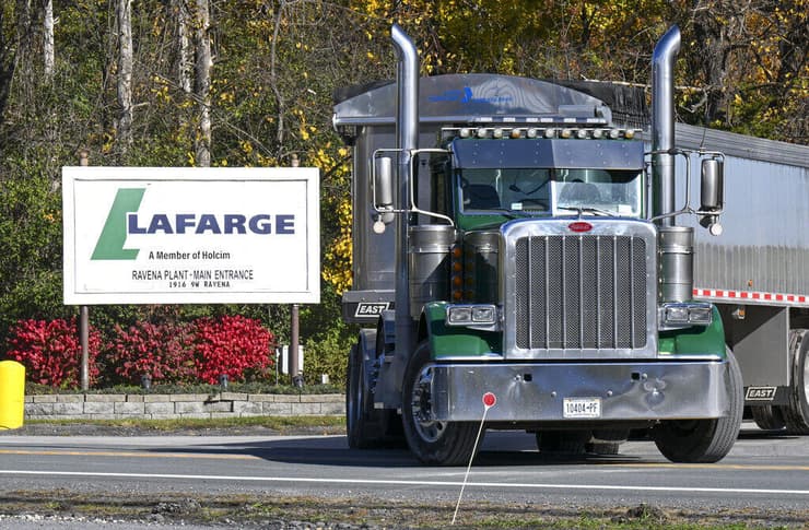 מפעל המלט הצרפתי לפראז' (צילום: AP) מפעל המלט הצרפתי לפראז'