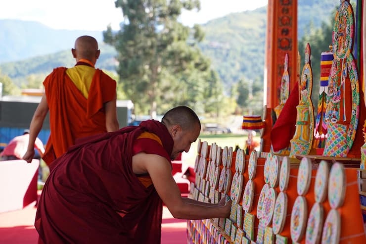 נזירים מסיימים העמדה והצבה של מאות "עוגות מנחה" צבעוניות (צילום: נמרוד שיינמן) נזירים מסיימים העמדה והצבה של מאות "עוגות מנחה" צבעוניות