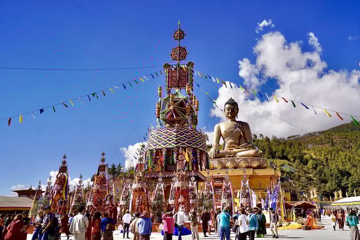 פסל "הבודהה היושב" צופה בשלווה על ההכנות לאירוע (צילום: נמרוד שיינמן) פסל "הבודהה היושב" צופה בשלווה על ההכנות לאירוע