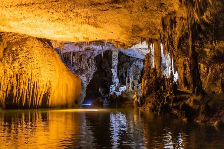 "אחד מפלאי הטבע של לבנון". מערת ג'עיתא (צילום: Matyas Rehak/shutterstock) מערת ג'עיתא לבנון ארכיון