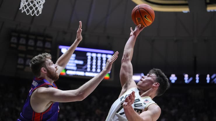 עלה להופעת בכורה במכללות. עומר מאייר (צילום: AP Photo/Michael Conroy) שחקן מכללת פרדו עומר מאייר מול שחקן אוונסוויל ג'ושוע יוז