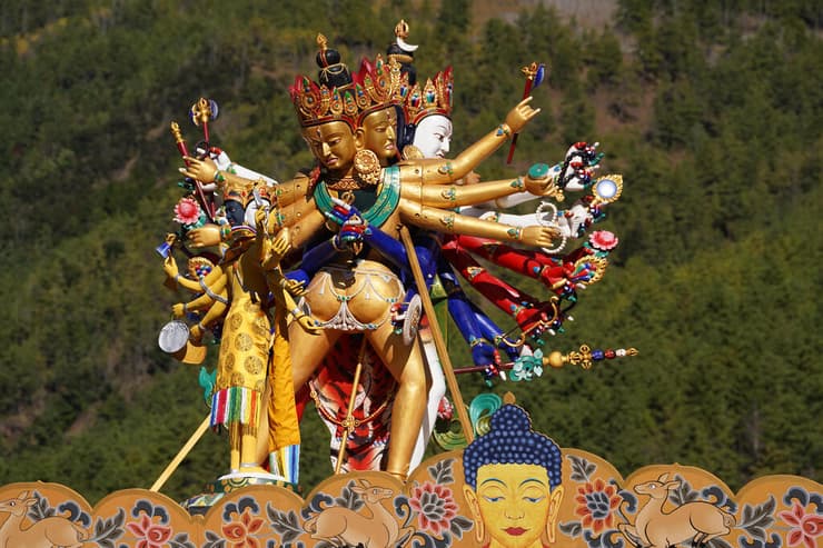 דמויות בודהיסטיות מיתולוגיות פונות לכל רוחות השמיים על גג מבנה מקודש באצטדיון הלאומי (צילום: נמרוד שיינמן) דמויות בודהיסטיות מיתולוגיות פונות לכל רוחות השמיים על גג מבנה מקודש באצטדיון הלאומי