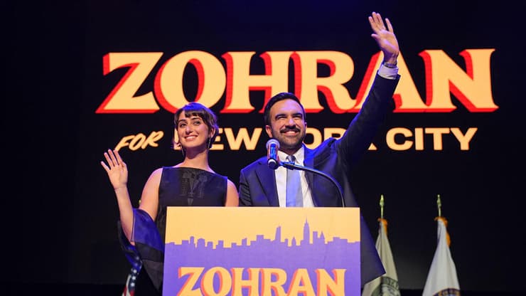זוהראן ממדאני עם רעייתו ראמה דוואג'י נאום ניצחון בחירות ניו יורק