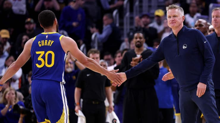 שחקן גולדן סטייט ווריורס סטף קרי עם סטיב קר