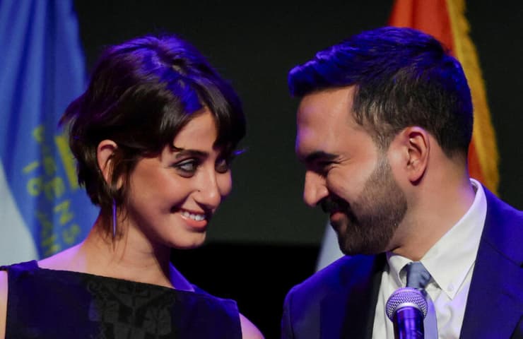 זוהראן ממדאני עם רעייתו ראמה דוואג'י בחגיגות הניצחון (צילום: REUTERS/Jeenah Moon) זוהראן ממדאני עם רעייתו ראמה דוואג'י נאום ניצחון בחירות ניו יורק