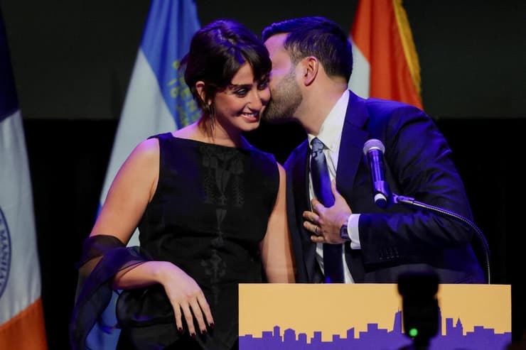 ממדאני נאום ניצחון ניו יורק עם אשתו ראמה