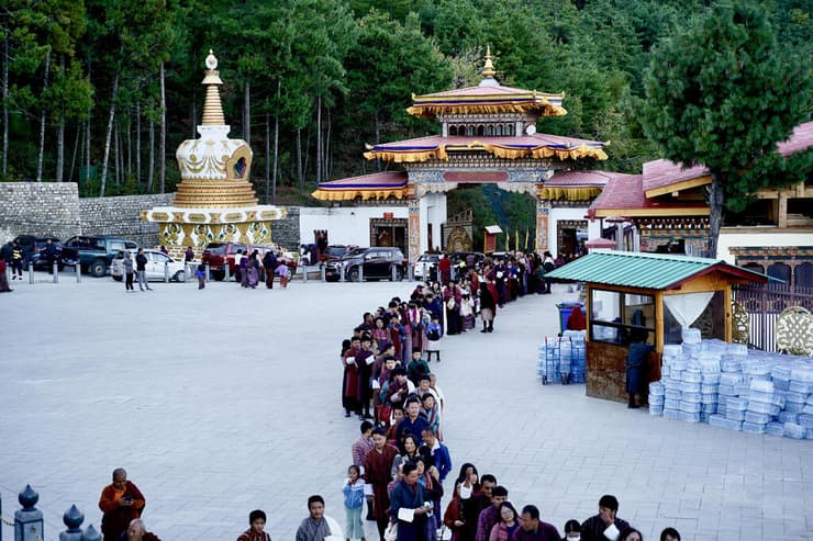 מאות בהוטנים מגיעים למתחם "הבודהה היושב" לקבלת ברכה (צילום: נמרוד שיינמן) מאות בהוטנים מגיעים למתחם "הבודהה היושב" לקבלת ברכה