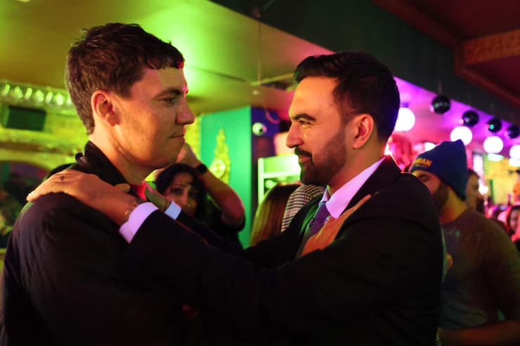 ממדאני מתחבק עם תומכיו אחרי הניצחון (צילום: Michael M. Santiago / GETTY IMAGES NORTH AMERICA / AFP) ממדאני מתחבק עם תומכים אחרי ניצחונו ב בחירות ניו יורק