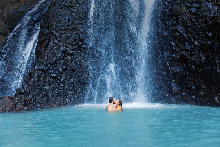 בני זוג במפל, אילוסטרציה (צילום: Mila Supinskaya Glashchenko / shutterstock) בני זוג מקיימים יחסי מין במפל, אילוסטרציה