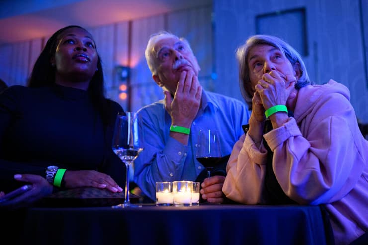 האכזבה במטה קואומו (צילום: Alexi J. Rosenfeld / GETTY IMAGES NORTH AMERICA / AFP) תומכי קואומו מאוכזבים בגלל הפבסדו ב בחירות ניו יורק