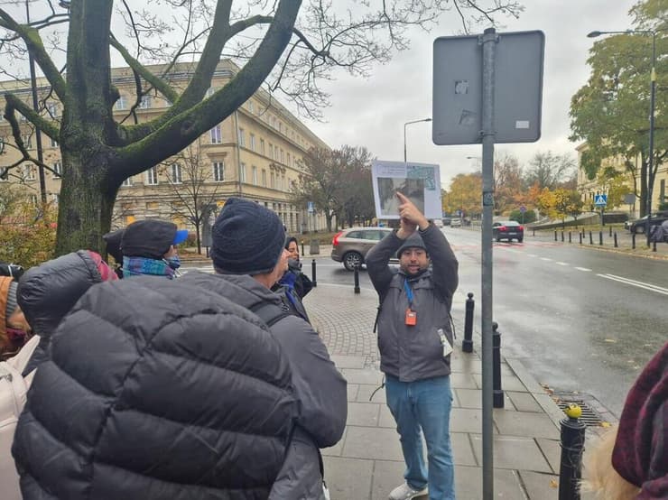 יוסי סוויד מצביע על צילומים היסטוריים מהגטו ברחובות ורשה