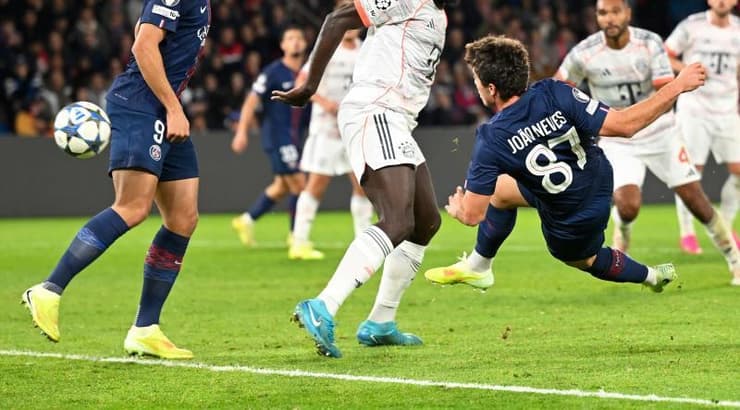 ז'ואאו נבש כובש באקרובטיות