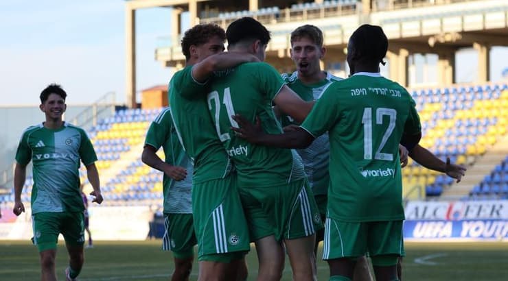 שחקני מכבי חיפה בעננים (האתר הרשמי של מכבי חיפה) שחקני מכבי חיפה בעננים