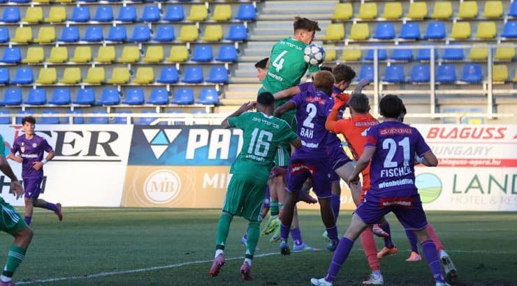 נועם שטייפמן עולה לנגוח (האתר הרשמי של מכבי חיפה) נועם שטייפמן עולה לנגוח