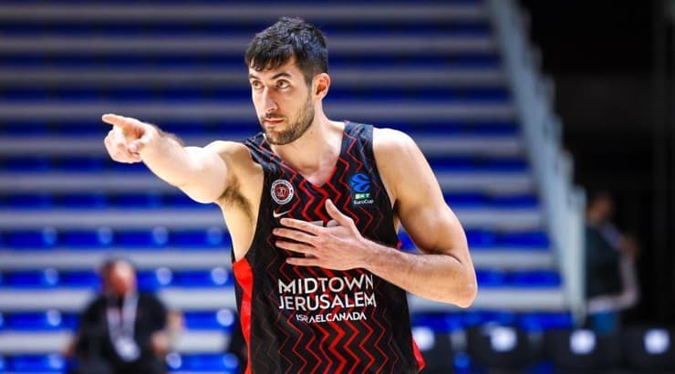 יובל זוסמן שמח לאחר שמסר אסיסט