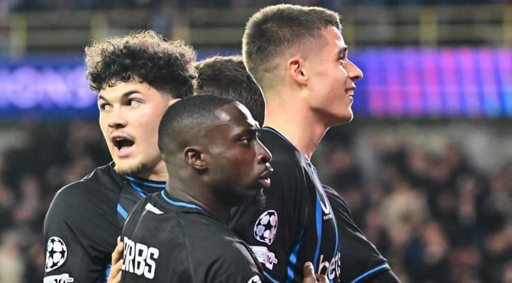 טרוסלדי חוגג שער עם חבריו