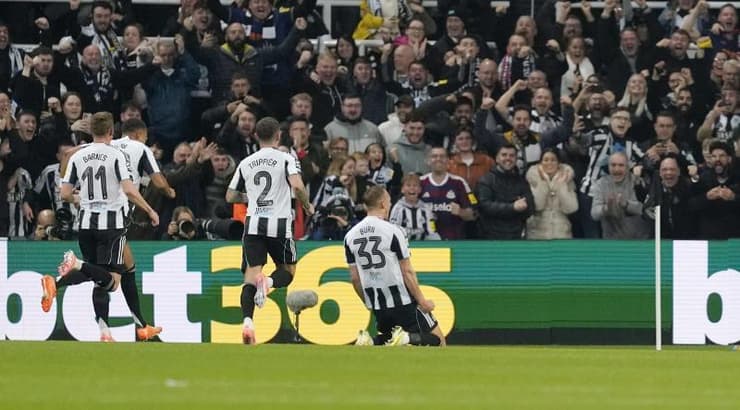 ברן חוגג את השער עם חבריו