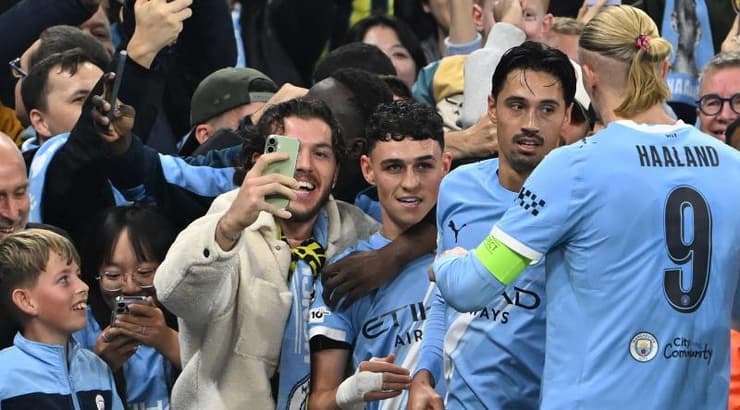 פיל פודן חוגג עם הקהל התכול