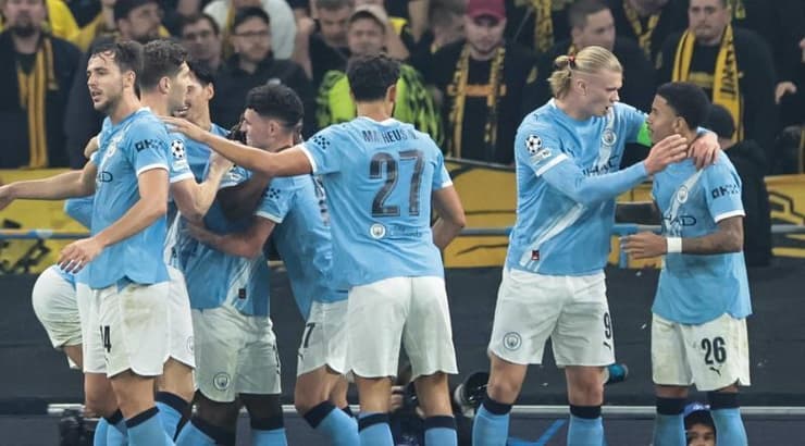 שחקני מנצ'סטר סיטי חוגגים