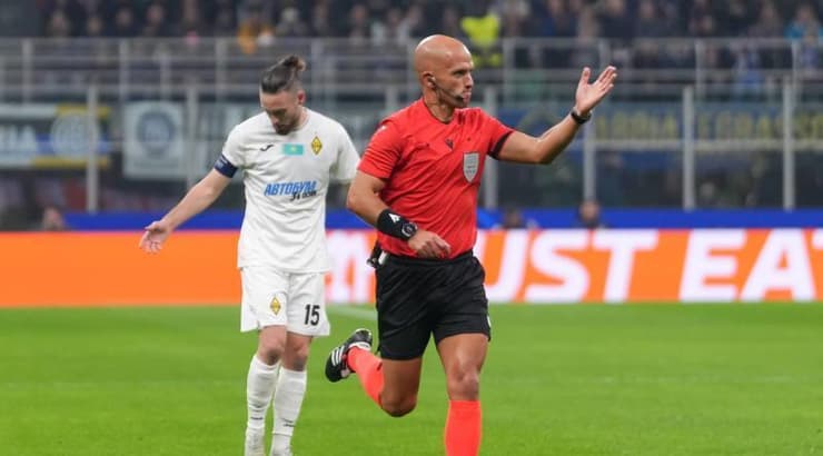 עופרי ארד מאחורי השופט