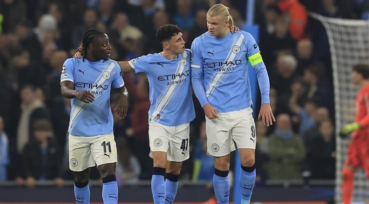 הולאנד חוגג עם חבריו לקבוצה