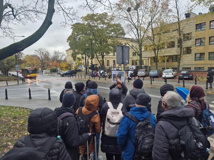 יוסי סוויד מצביע על צילומים היסטוריים מהגטו ברחובות ורשה