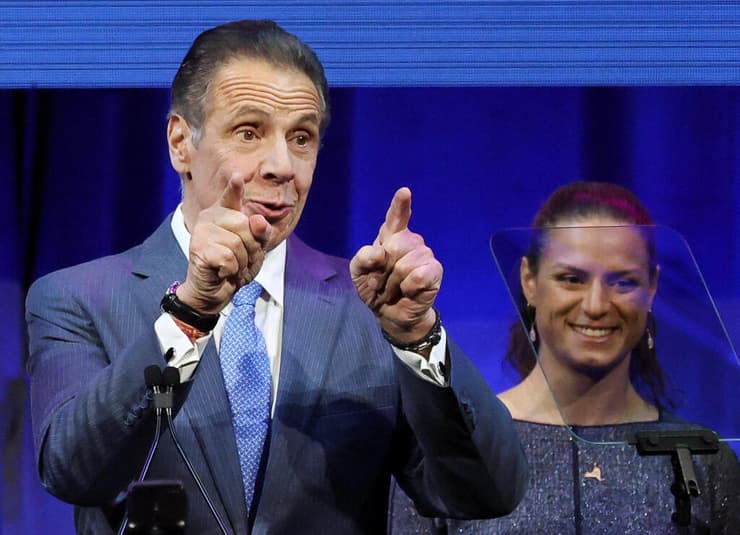 קואומו בנאום ההפסד. השתיק קריאות בוז לממדאני (צילום: REUTERS/Brendan McDermid) אנדרו קואומו נאום הפסד בחירות ניו יורק