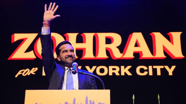 ממדאני בנאום הניצחון (צילום: Angelina Katsanis / AFP) ממדאני נאום ניצחון ניו יורק עם אשתו ראמה