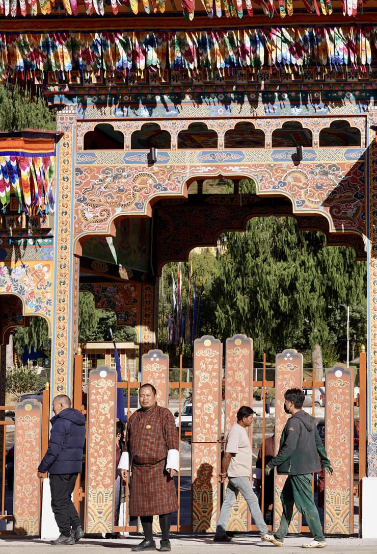 שערי עץ מגולפים ומעוטרים בכניסה למתחם (צילום: נמרוד שיינמן) שערי עץ מגולפים ומעוטרים בכניסה למתחם