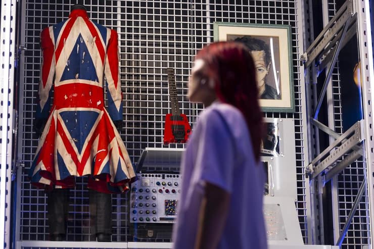 מעיל Union Flag ששעיצבו דייויד בואי ואלכסנדר מקווין עבור Earthling, 1997