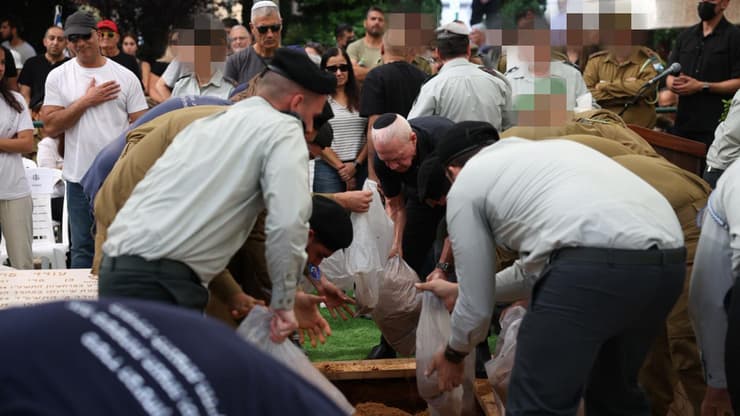 הלווייתו של החלל החטוף סמ"ר עוז דניאל ז"ל בבית העלמין בכפר סבא