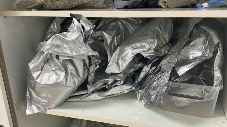 סמים שנתפסו בקופסאות של ממתקים