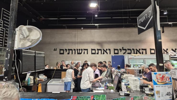 תורי הענק בסניף ויקטורי באיילון לרכישת אייפונים (צילום: מירב קריסטל) תורי הענק בסניף ויקטורי באיילון לרכישת אייפונים