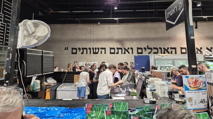 תורי הענק בסניף ויקטורי באיילון לרכישת אייפונים