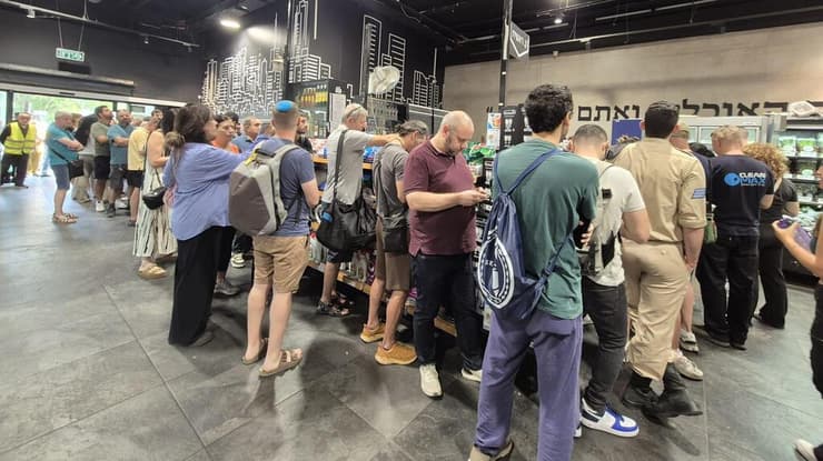 תורי הענק בסניף ויקטורי באיילון לרכישת אייפונים