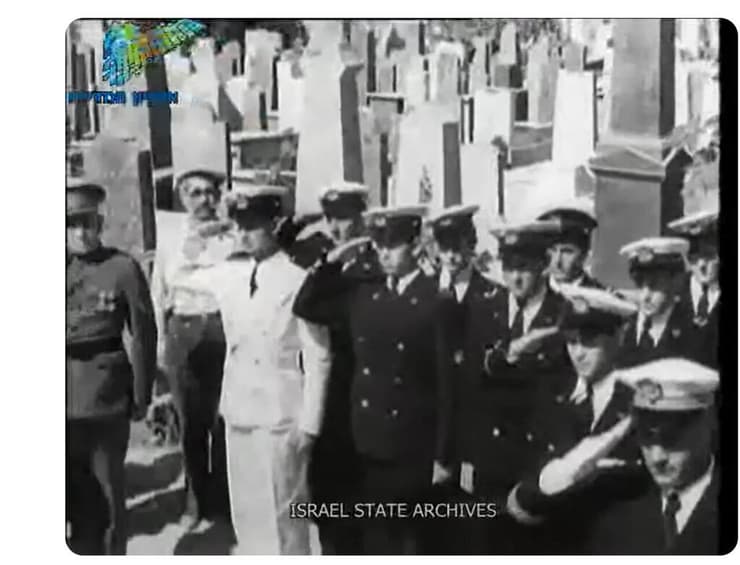 פאבל פרנקל (במדים הלבנים) בחיפה ב-1937