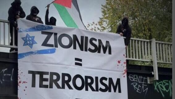 מתוך השלטים שנתלו בברמינגהאם. "ציונות שווה טרור"