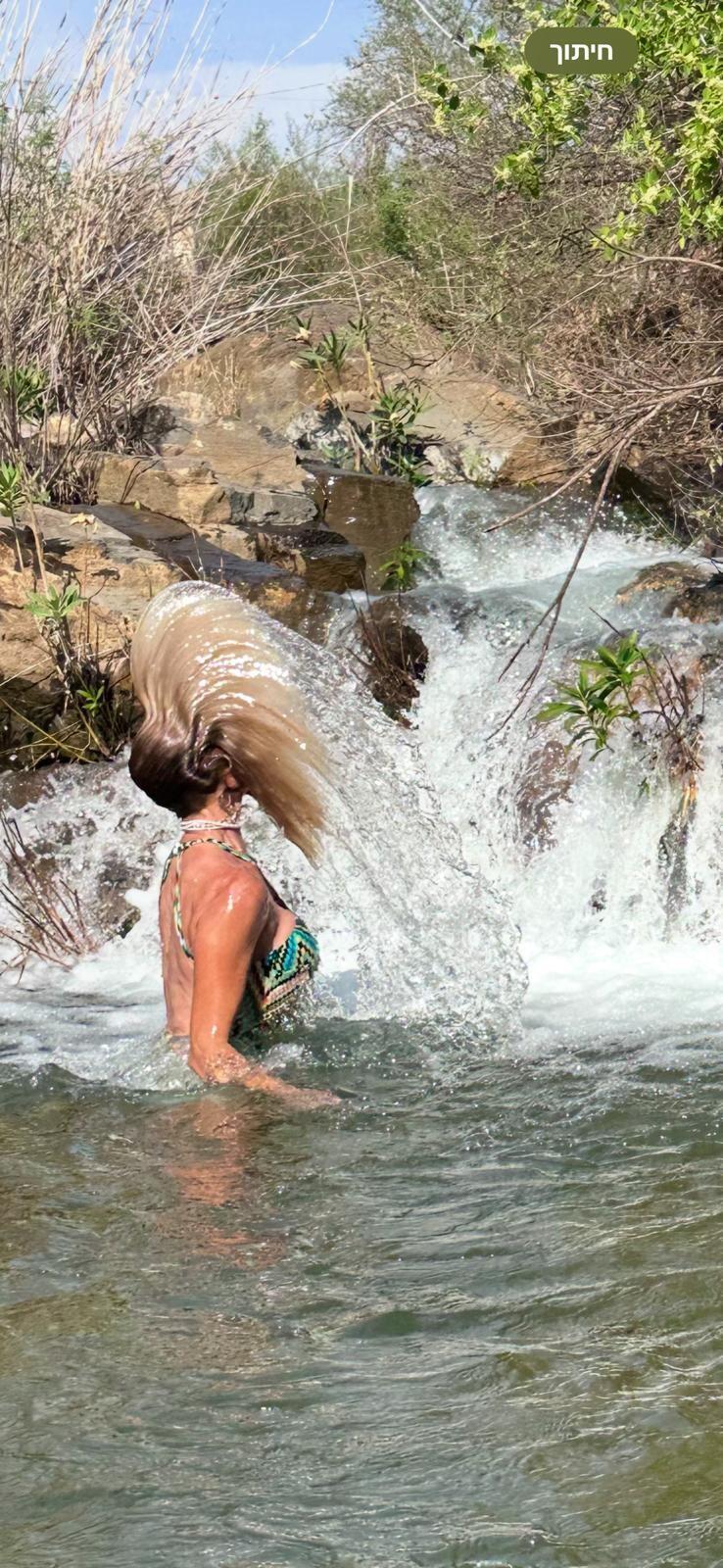 שושי טובלת במים