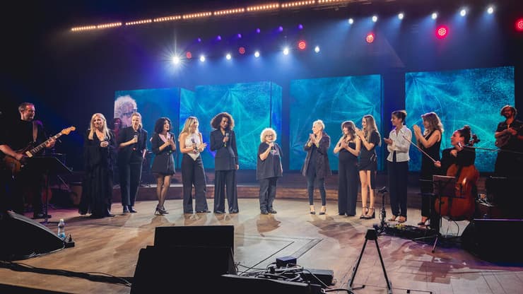 מתוך המופע "כמו צמח בר" בהיכל התרבות