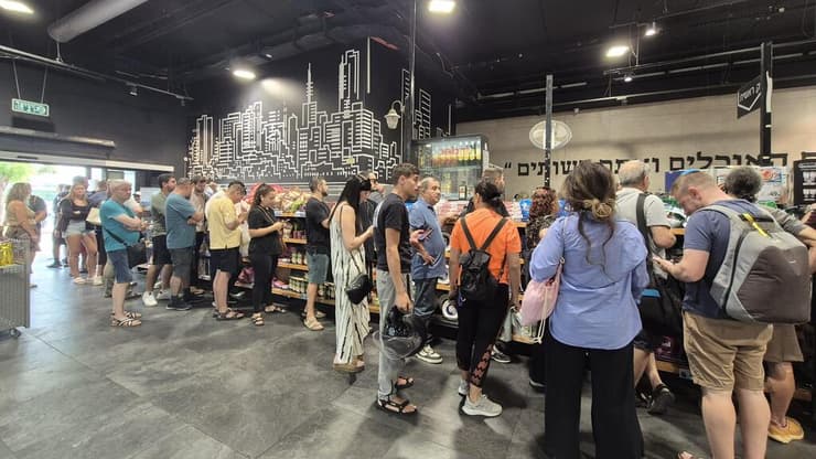 התור למכירת האייפונים בוויקטורי קניון איילון (צילום: מירב קריסטל) התור למכירת האייפונים בוויקטורי קניון איילון