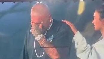 אייל גולן על הבמה בפארק הירקון