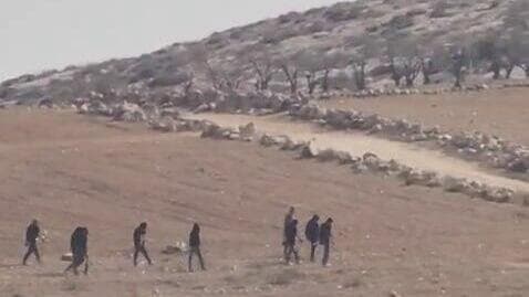 מתנחלים תוקפים פלסטינים באזור מסאפר יטא, דרומית לחברון