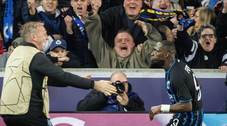 קרלוס פורבס רץ לחגוג