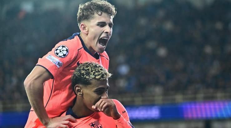 פרמין לופז קופץ על לאמין ימאל בחגיגת השער