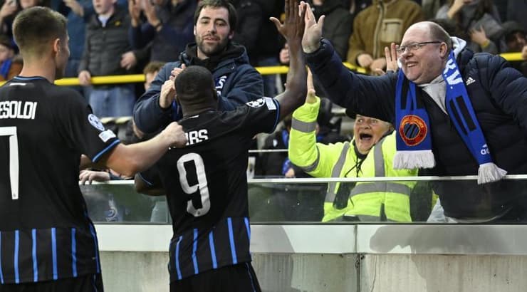 קרלוס פוברס חוגג עם הקהל