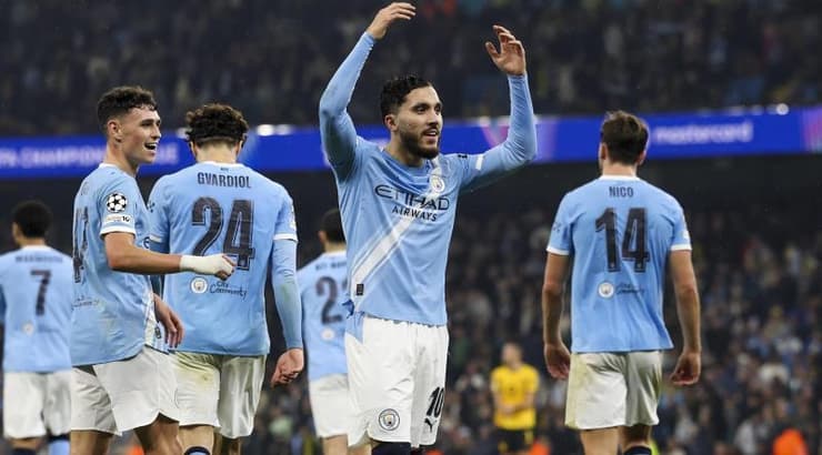 ראיין צ'רקי חוגג שחקני מנצ'סטר סיטי