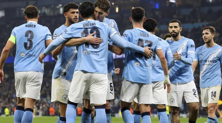 שחקני מנצ'סטר סיטי חוגגים עם ראיין צ'רקי